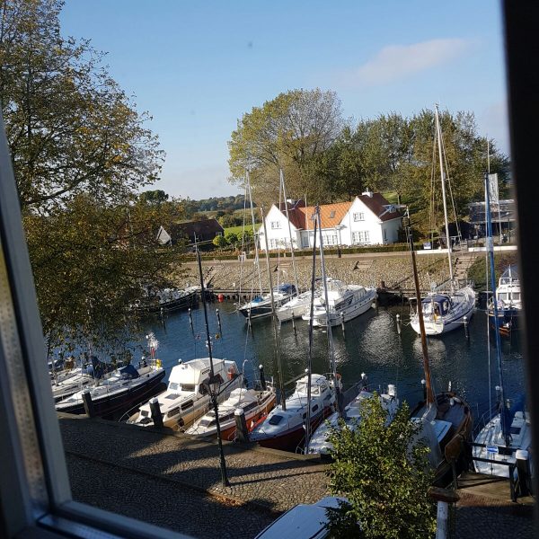 Uitzicht op bootjes en veerse meer